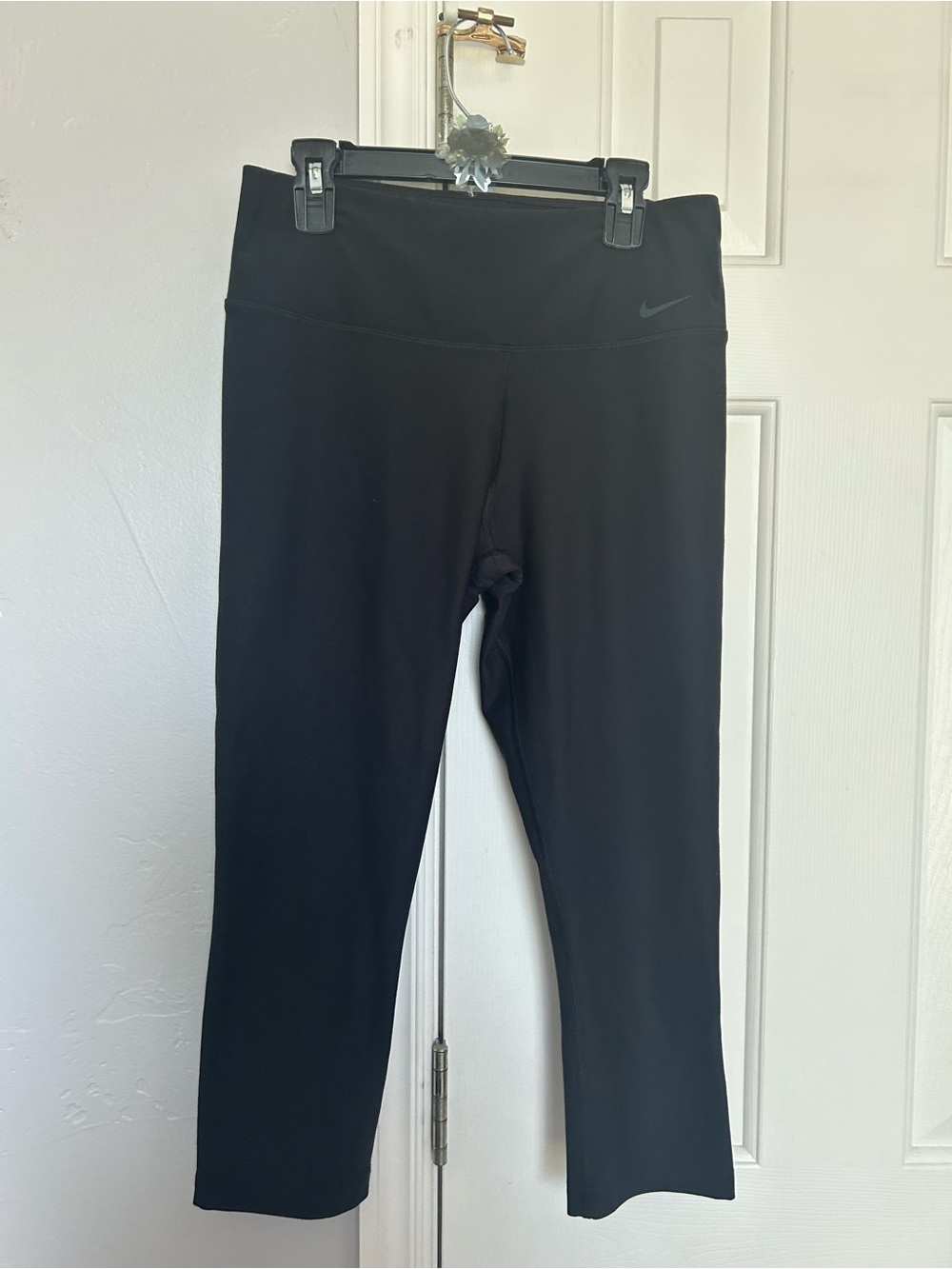 Nike Woman’s Black Capri Leggings - Sleek Athletic Fit